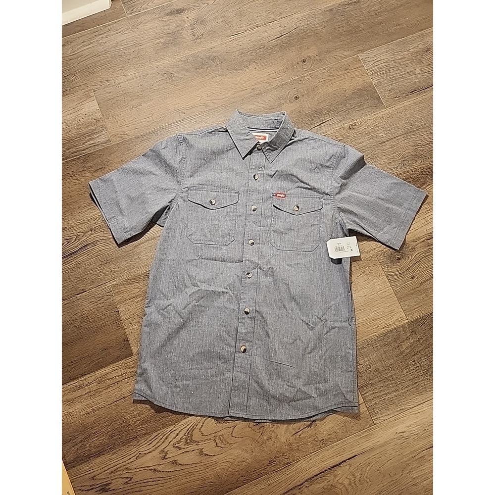 Wrangler  Men's Size SMALL Short Sleeve Shirt 2 Pockets Relaxed Fit Blue